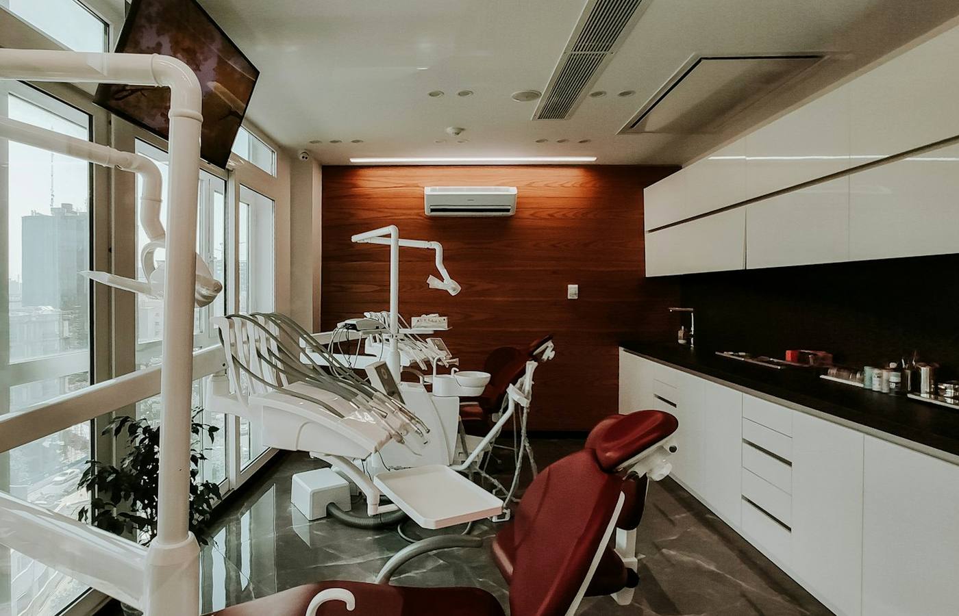 Moderni interier fitness centra s profesionalnim vybavenim